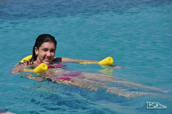 A Bebel aproveita o sol na piscina do hotel em Fortim, litoral do Ceará